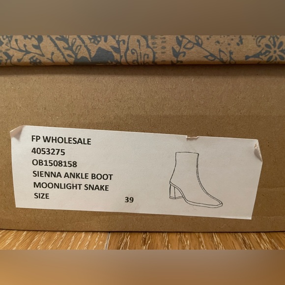 Black leather ankle boot. - Picture 5 of 7